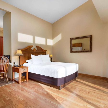 Tamarack Wisconsin Dells, A Ramada By Wyndham Hotel Lake Delton Exterior photo
